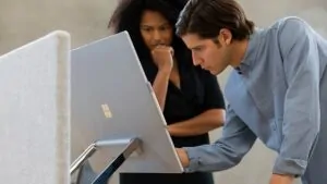 Blog kijken naar scherm 2 personen